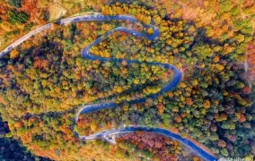 随州大洪山景区蜿蜒山间的公路美如画